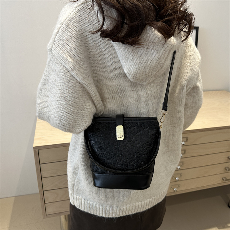 New autumn and winter small bag for 2024: Fashionable cartoon women's bag, hand-held bucket bag, versatile, stylish and high-quality commuter crossbody bag Specification drawing