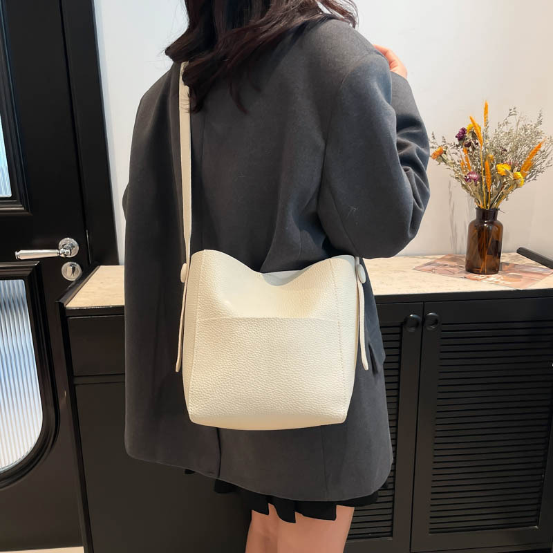 This year's popular women's bags: The new 2024 fashionable autumn wide-band crossbody bag and the simple commuting hand-held bucket bag details Picture