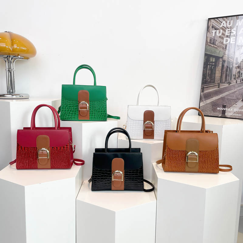 This year, small women's bags are in vogue. The 2024 new style of fashionable and trendy hand-held square bags are versatile. Instagram niche crossbody bags are also in vogue Application Scenario