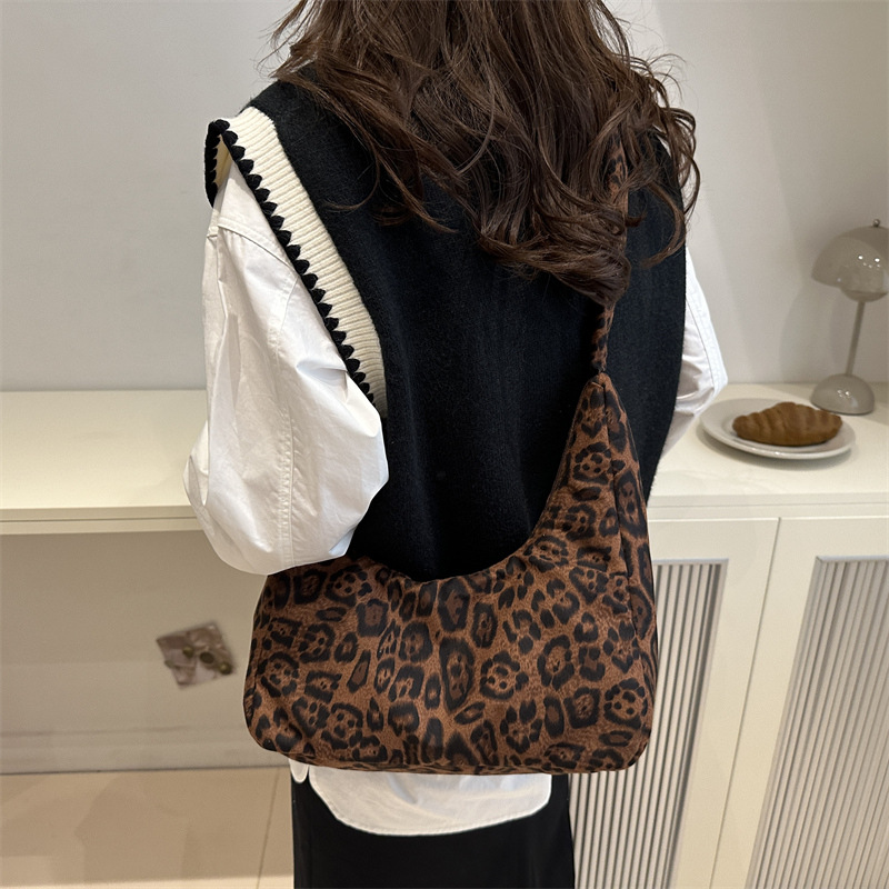 This is a new large-capacity crossbody tote bag for women in the autumn of 2024, featuring a leopard print fashion commuting single-shoulder bag details Picture