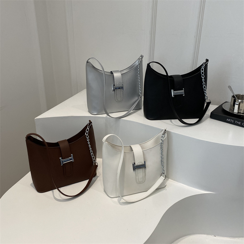 This stylish and retro chain single-shoulder bag is a unique design for the 2024 autumn collection. It is a simple and minimalist crossbody bucket bag for commuting Application Scenario