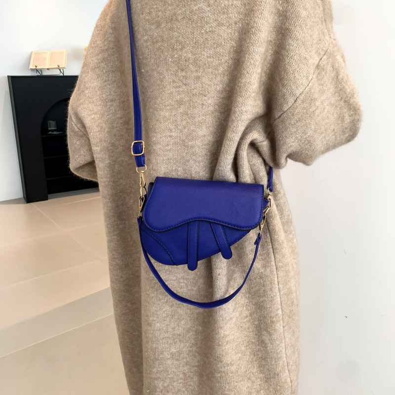 Casual and stylish women's single-shoulder crossbody bag, a new winter fashion and casual saddle bag for women in the Korean style Specification drawing