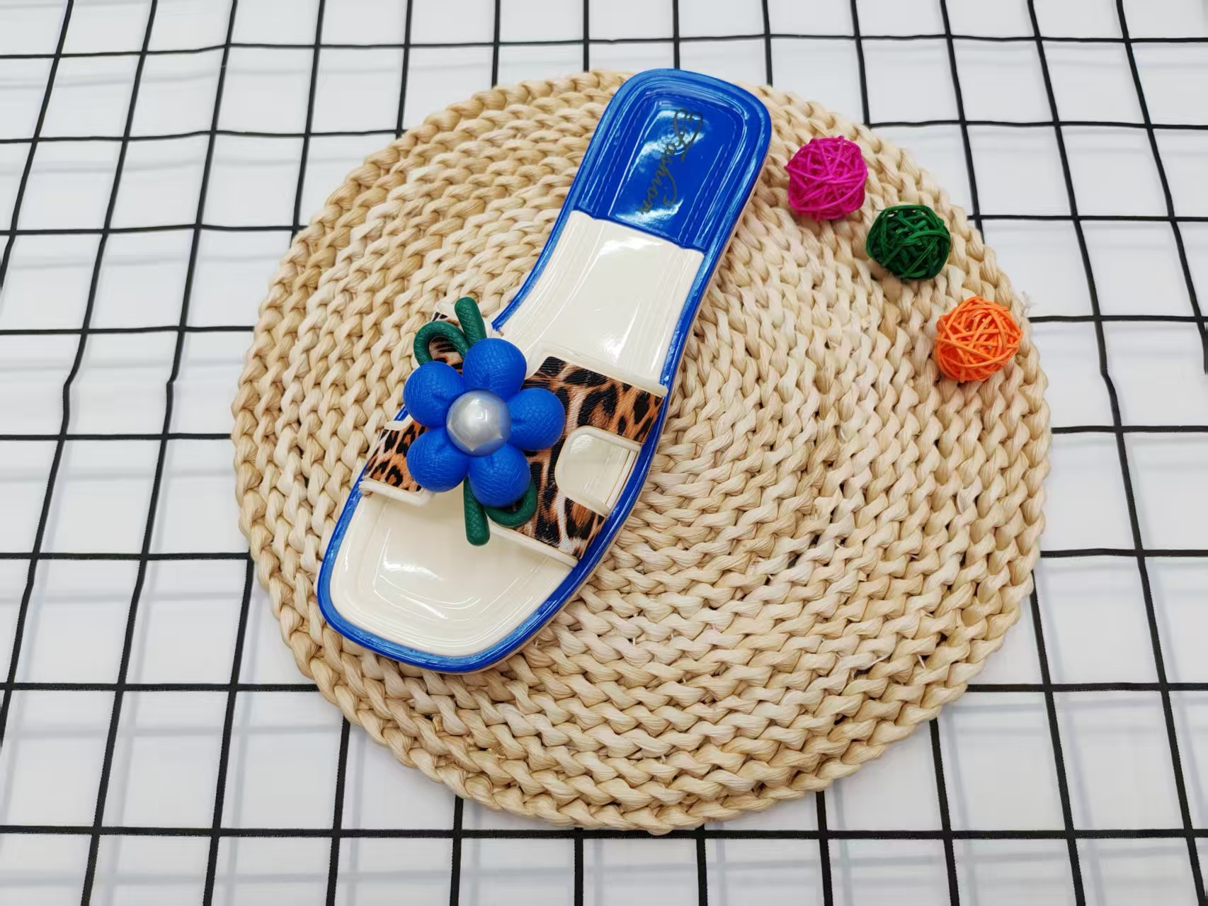 Summer new 2025 low-heeled flower-patterned one-shoulder fashionable flip-flops details Picture