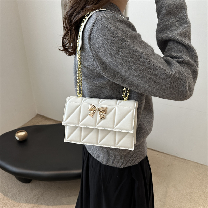 A trendy butterfly magnetic clasp underarm bag for women's 2024 autumn and winter collection, a stylish small square bag, a single-shoulder crossbody bag for women details Picture