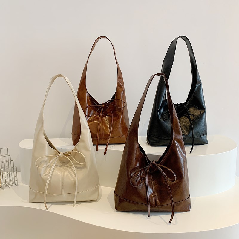 Fashionable pleated tote bag for women, Korean style trendy large-capacity underarm bag 2024, versatile, niche and high-end single-shoulder bag Application Scenario