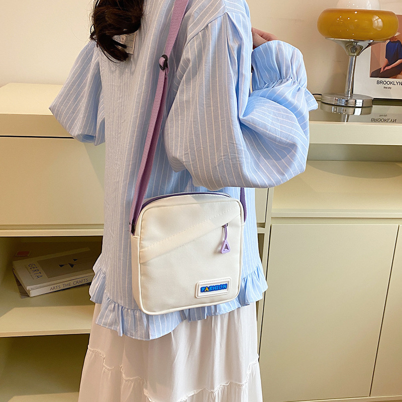Student versatile single-shoulder bag for spring 2024, a simple and casual Korean-style small square bag for girls' outings, a crossbody bag for girls Application Scenario