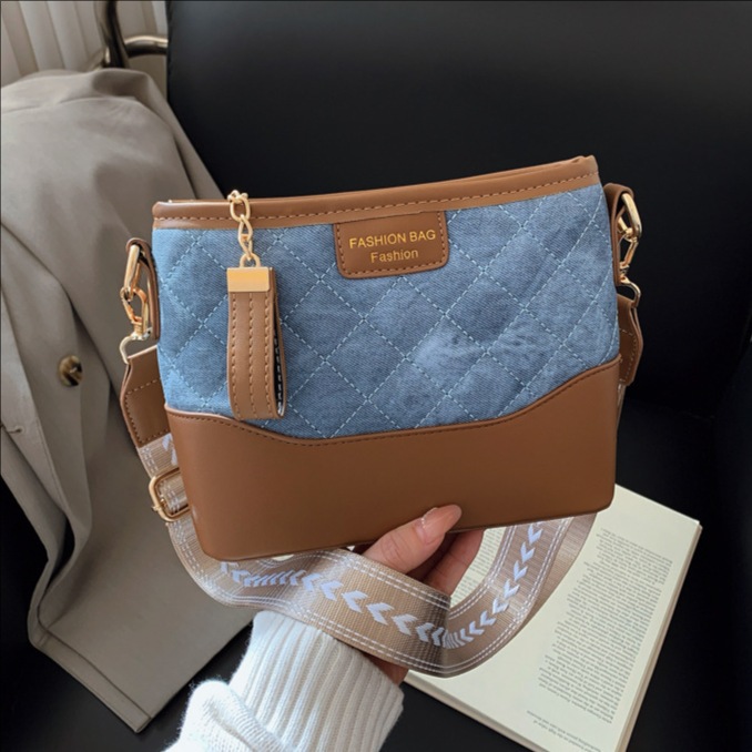 A niche design diamond-patterned bucket bag for women in 2025, featuring a contrasting color wide shoulder strap and a fashionable and trendy single-shoulder crossbody bag full figure