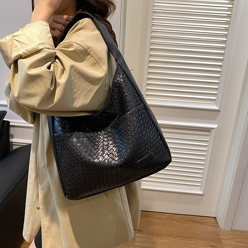 The new large-capacity bucket bag with woven patterns for the autumn and winter of 2024 is a stylish and versatile Korean-style commuting bag for college students details Picture