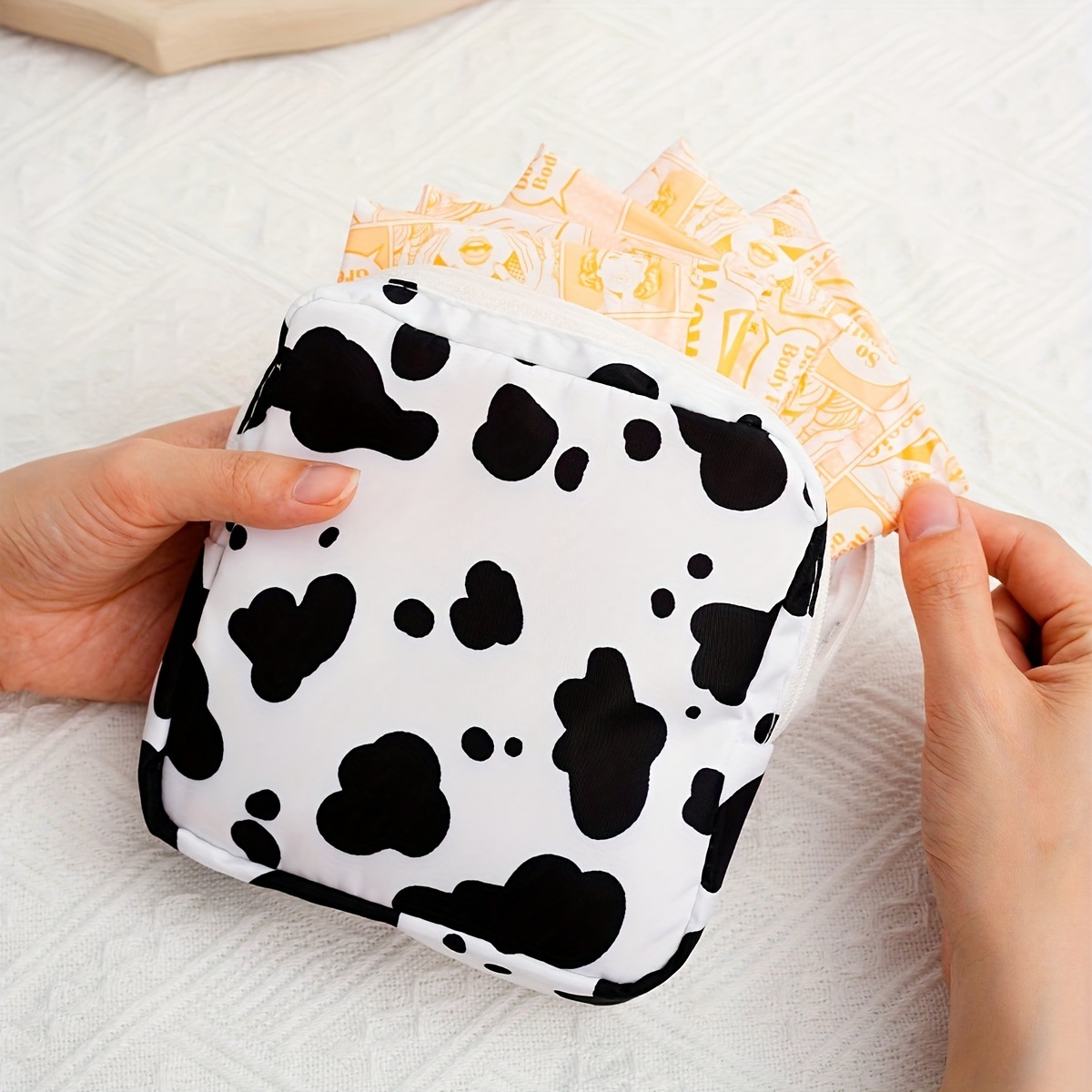 Sanitary napkin storage bag for girls, portable cosmetics lipstick bag, ins sanitary napkins and sanitary napkins storage small bag full figure