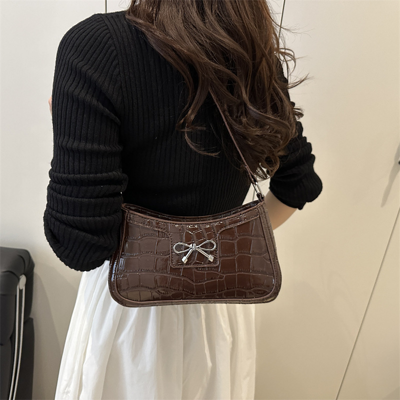 The 2025 summer new bow single-shoulder bag with zipper features a simple and stylish commuting style on Instagram. It is versatile and fashionable details Picture
