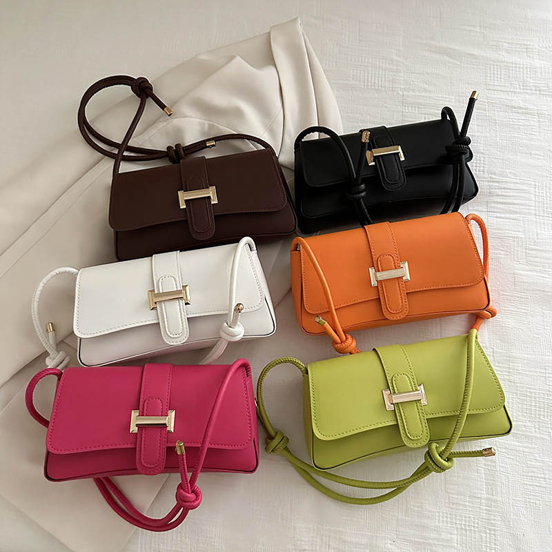 This is a trendy, versatile and fashionable small square bag with a simple, casual and niche design. It is a crossbody bag Application Scenario