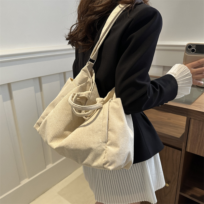 Korean casual large-capacity handbag for women, Spring 2024 new style fleece tote bag, simple crossbody bag details Picture