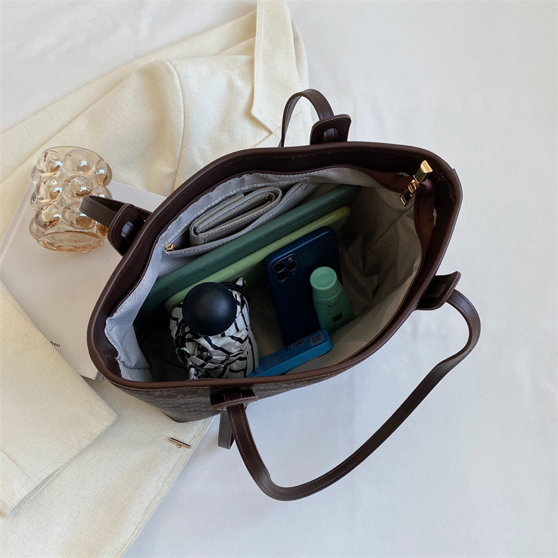 Factory-customized wholesale of large-capacity retro commuter bags, casual tote bags, printed letter hand-held large bags, single-shoulder bags Application Scenario