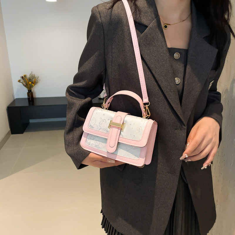 A niche design and fashionable single-shoulder small square bag for the autumn of 2024, a simple and elegant Korean-style hand-held crossbody bag details Picture