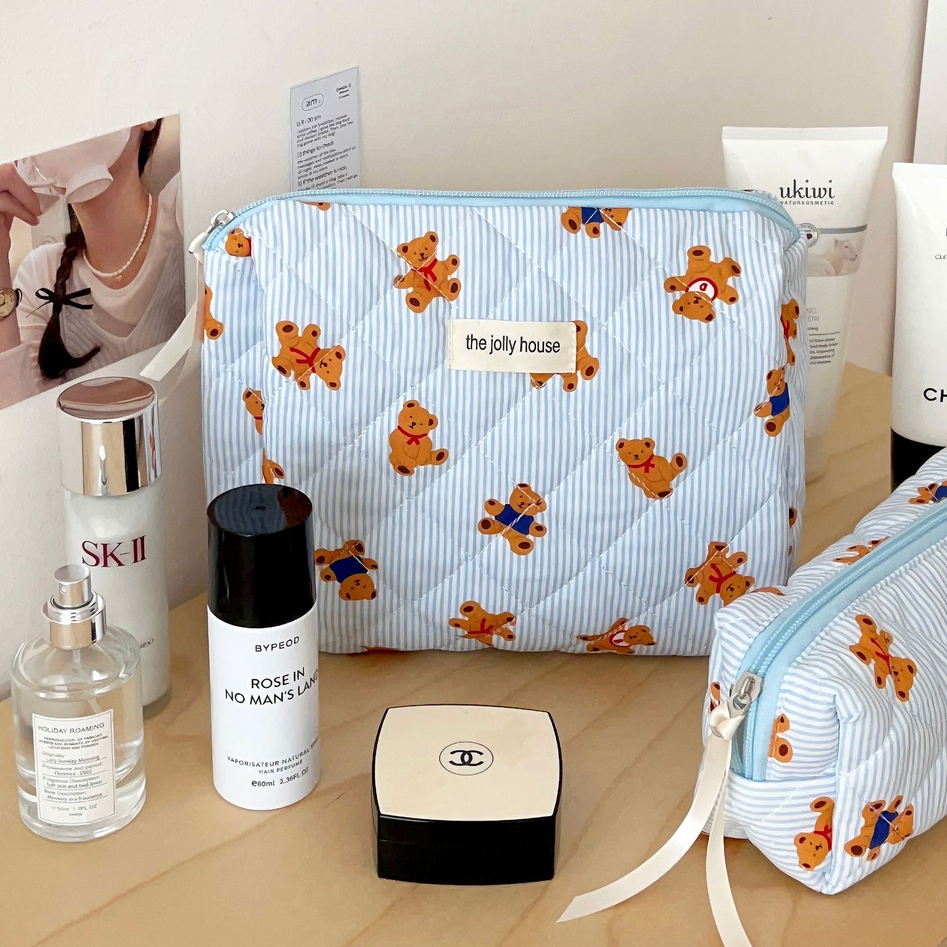 2024 New style makeup bag, Cartoon bear, large-capacity portable hand-held travel cosmetics storage bag, toiletry bag for women Application Scenario