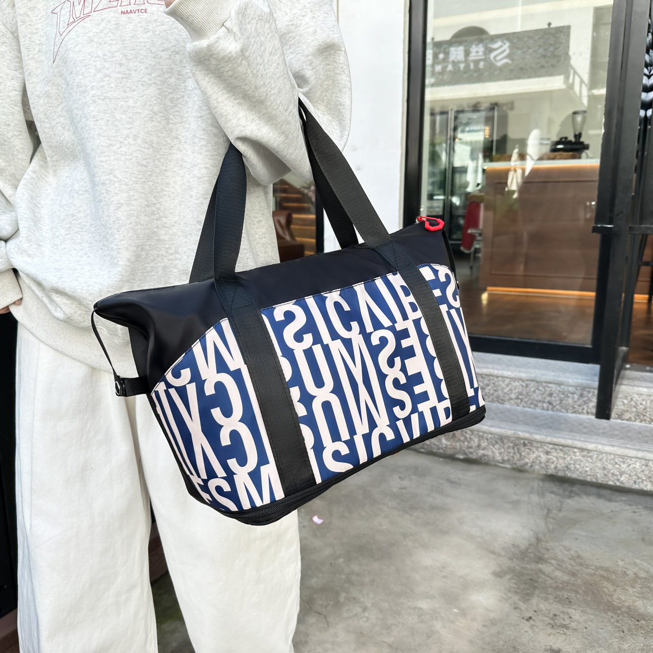 Large-capacity patchwork handbag, lightweight letter crossbody bag, new Oxford Butote bag for spring 2025 Application Scenario