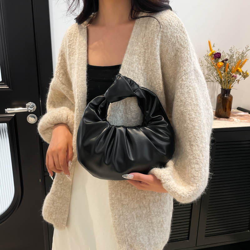 The retro and simple pleated crescent moon bag is a new Korean style trendy and fashionable niche design handbag for the autumn of 2024 details Picture