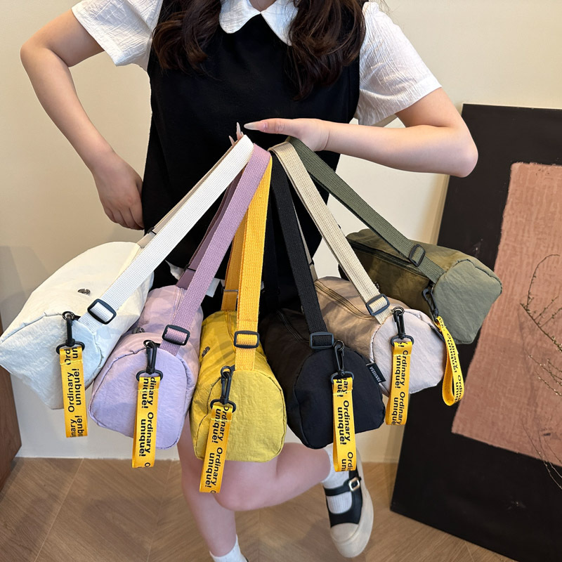 New summer 2025 underarm bag, urban simplicity, single-shoulder bag, large-capacity Korean-style lightweight crossbody handbag Application Scenario