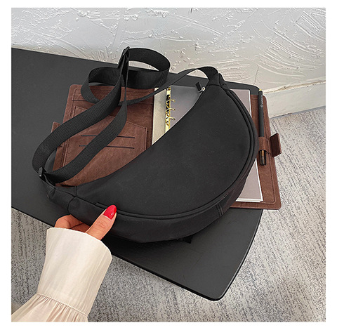 2022 New Korean-style trendy and simple student crossbody bag, women's canvas, ins fashionable black single-shoulder dumpling bag details Picture