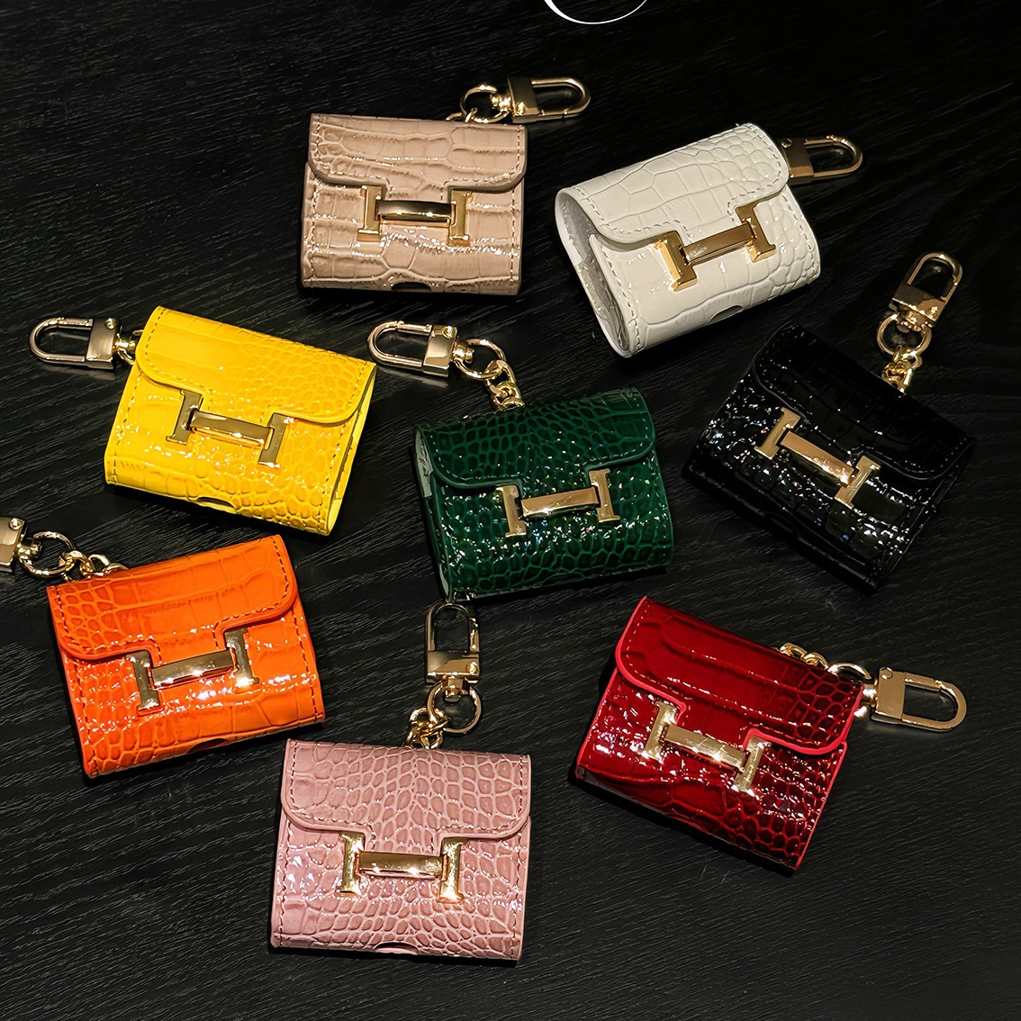 This high-end mini Bluetooth earphone case is suitable for airpodspro2 crocodile pattern bag keychain pendants full figure