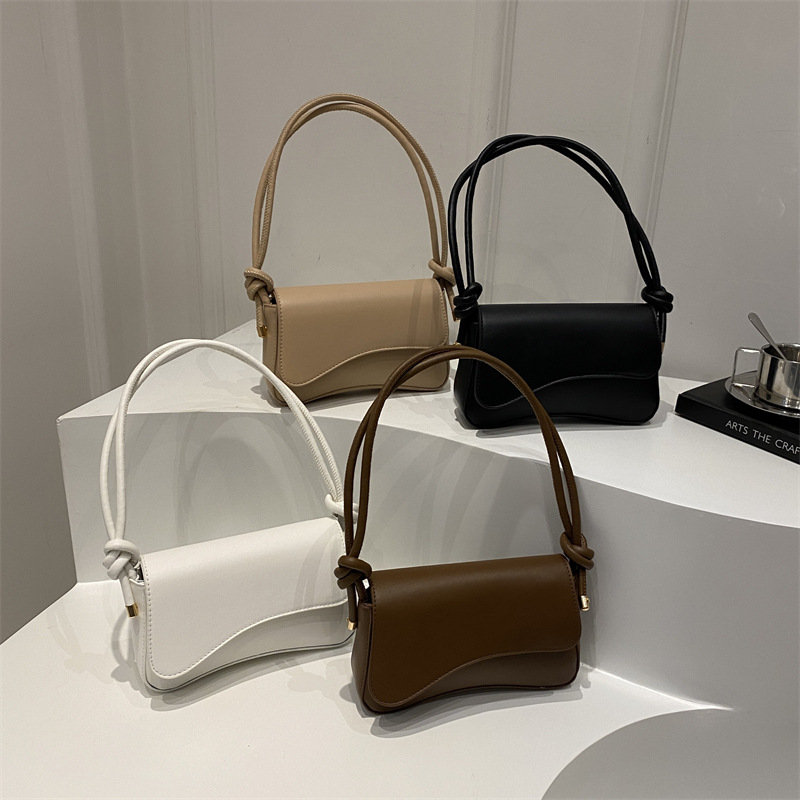 A new 2024 autumn single-shoulder bag, a simple and stylish women's underarm bag for commuting to work Application Scenario