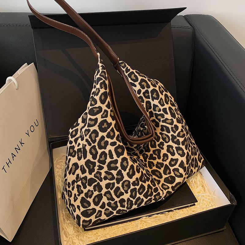 Leopard print casual large-capacity bag for women, new autumn/winter 2024, single-shoulder bag, fashionable and stylish, commuting underarm bag, cross-border full figure