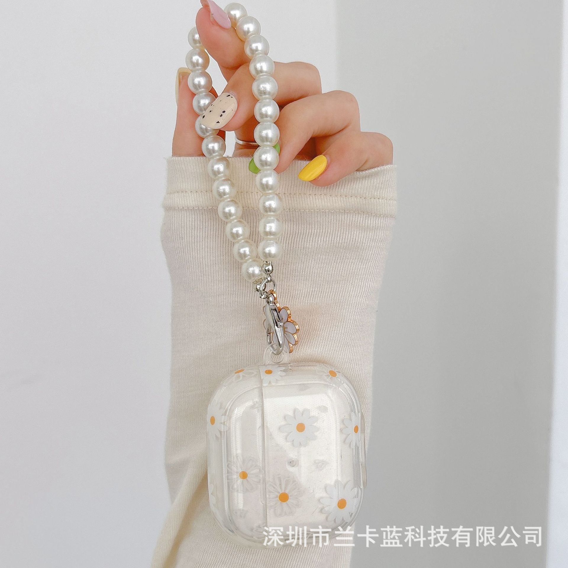 Suitable for AirPods 1/2/3 Pro PRO2 Bluetooth earphone case, high-transparency Daisy imitation pearl pendant IMD shell Application Scenario