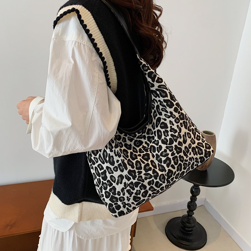 Leopard print casual large-capacity bag for women, new autumn/winter 2024, single-shoulder bag, fashionable and stylish, commuting underarm bag, cross-border details Picture
