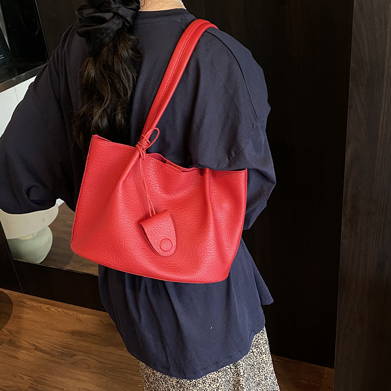 A new 2025 Korean-style high-end large-capacity tote bag for women, trendy and stylish, casual and commuting single-shoulder underarm bag Specification drawing