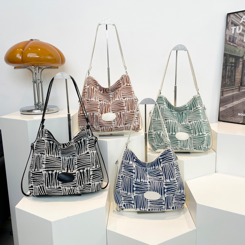 Personalized and simple commuter single-shoulder bag 2024 new style, fashionable and beautiful backpack, niche design underarm tote bag Application Scenario