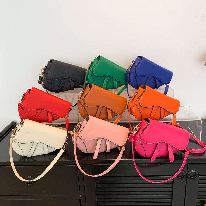Casual and stylish women's single-shoulder crossbody bag, a new winter fashion and casual saddle bag for women in the Korean style full figure