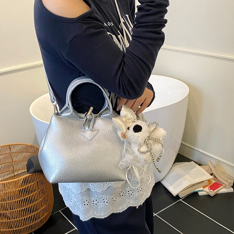The 2025 new high-end, fashionable and stylish hand-held bucket bag is a trendy and versatile casual solid color single-shoulder crossbody bag for women Application Scenario
