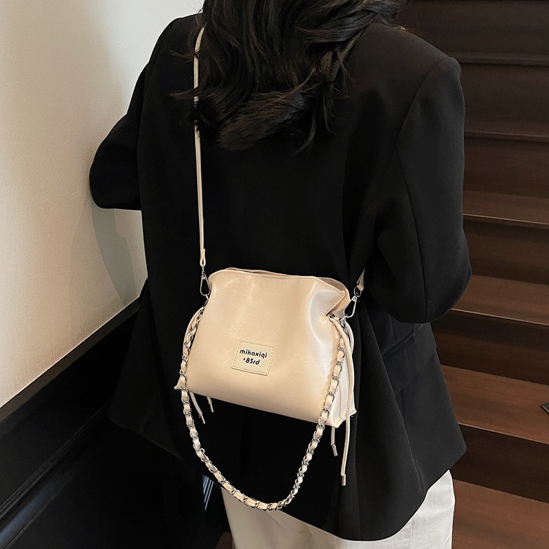 High-end and fashionable chain hand-held bucket bag for women 2025 new style, versatile for commuting and casual use, drawstring single-shoulder crossbody bag Application Scenario