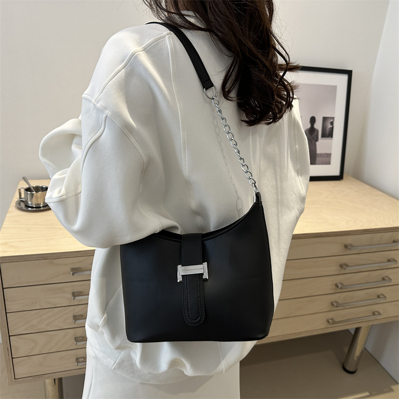 This stylish and retro chain single-shoulder bag is a unique design for the 2024 autumn collection. It is a simple and minimalist crossbody bucket bag for commuting details Picture