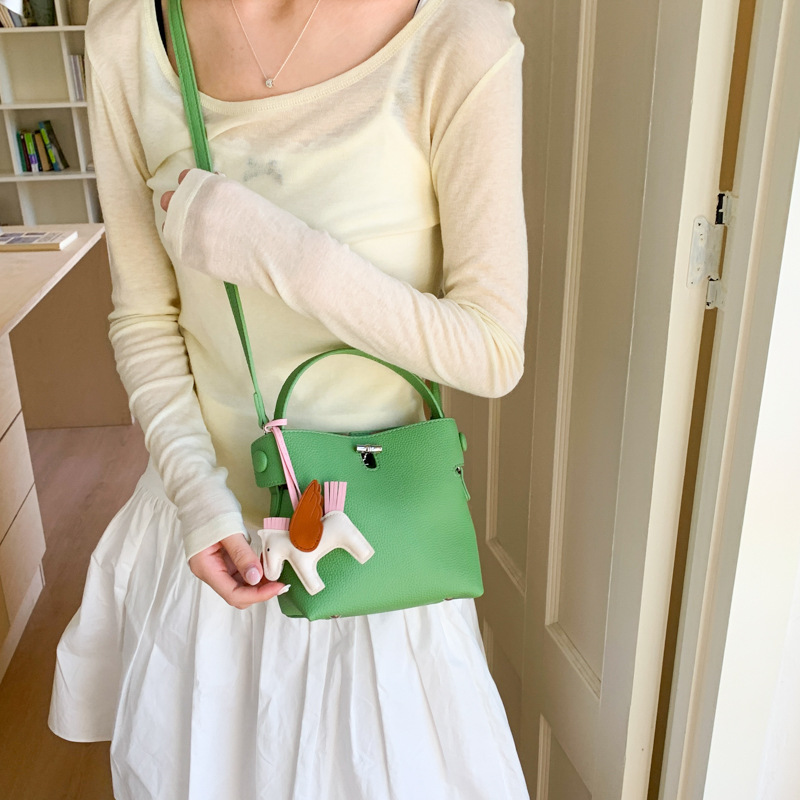 A solid color trendy bestseller handbag for women, a new 2025 fashionable and versatile crossbody bag, exquisite and super popular simple single-shoulder bag details Picture