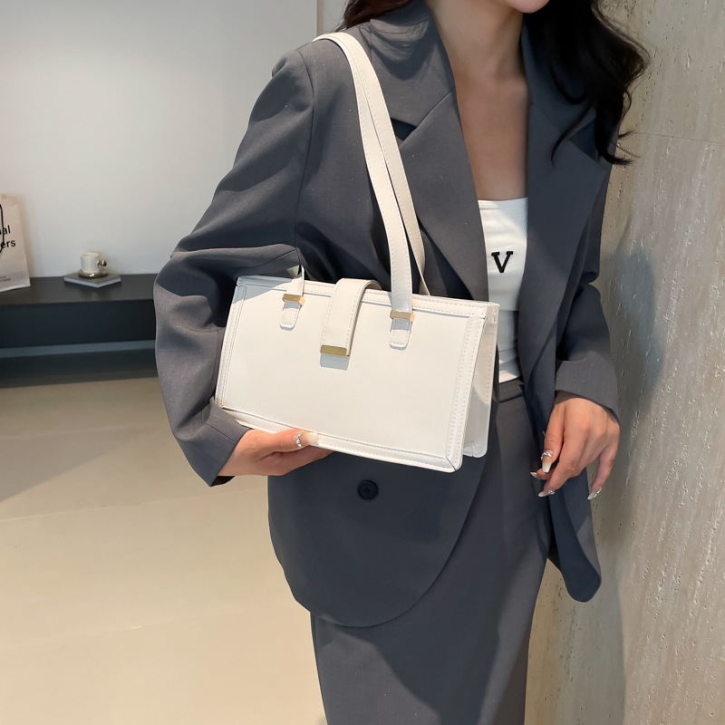 The new retro commuter single-shoulder bag for the autumn of 2024 features a niche design that is fashionable, simple and individual, with a small square underarm bag details Picture