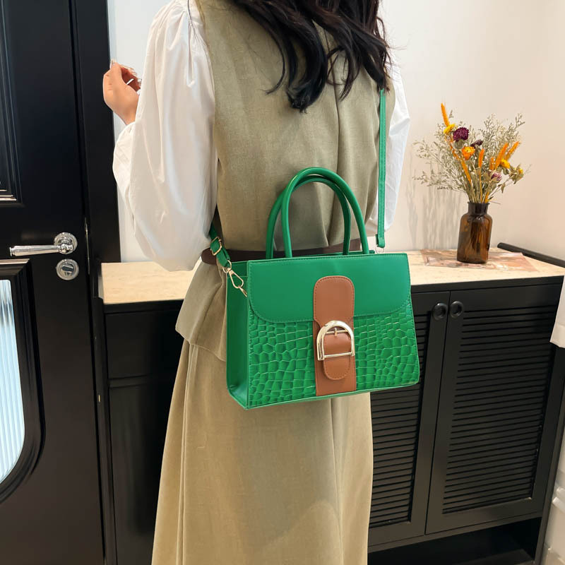 This year, small women's bags are in vogue. The 2024 new style of fashionable and trendy hand-held square bags are versatile. Instagram niche crossbody bags are also in vogue details Picture