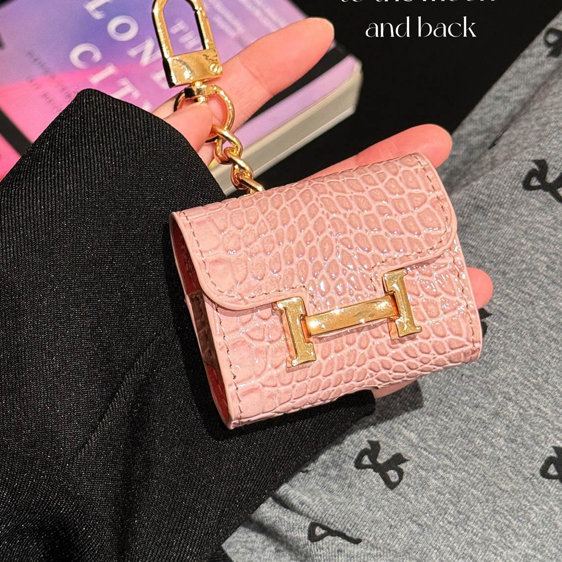 This high-end mini Bluetooth earphone case is suitable for airpodspro2 crocodile pattern bag keychain pendants Specification drawing