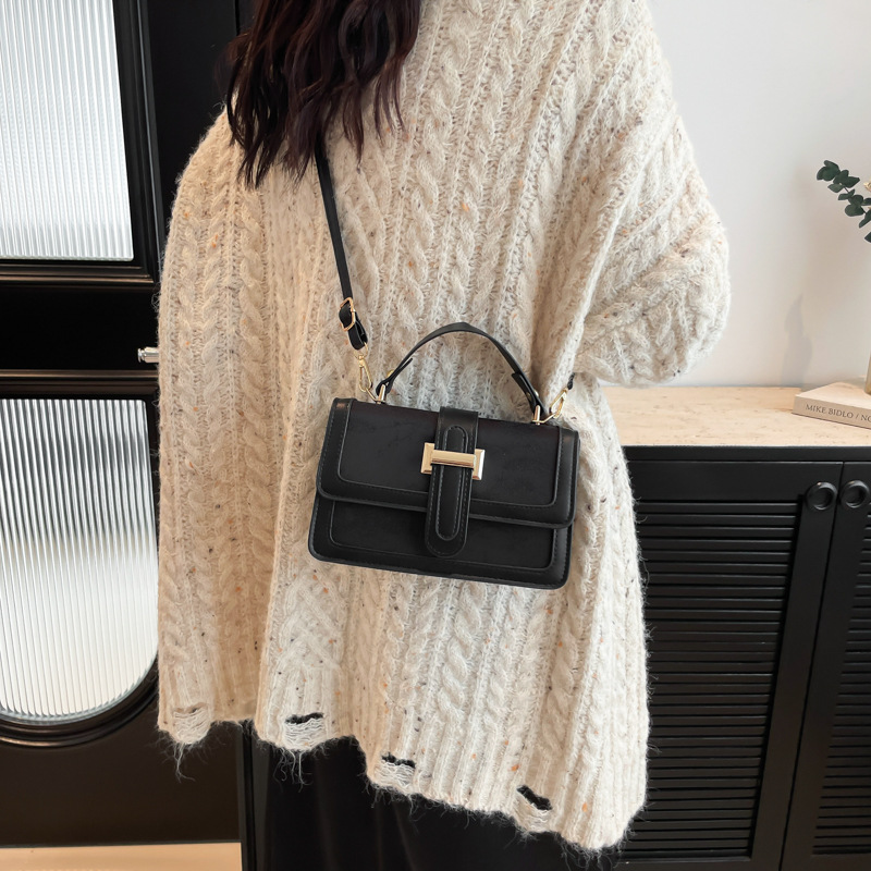 A niche design and fashionable single-shoulder small square bag for the autumn of 2024, a simple and elegant Korean-style hand-held crossbody bag Specification drawing