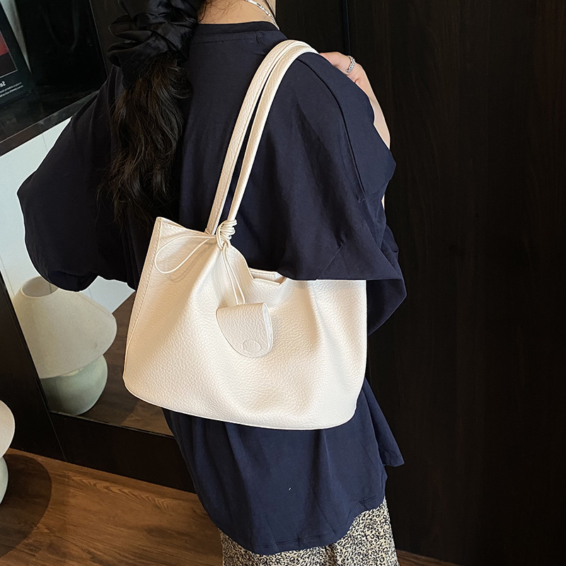 A new 2025 Korean-style high-end large-capacity tote bag for women, trendy and stylish, casual and commuting single-shoulder underarm bag Application Scenario
