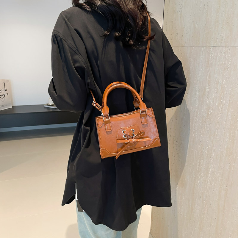 The new 2024 autumn collection features a unique, trendy and retro handbag. It's a stylish and simple Korean style single-shoulder crossbody small square bag Specification drawing