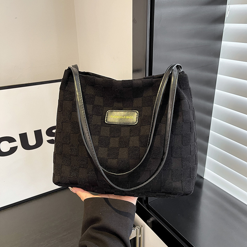 A large-capacity, trendy and stylish women's bag for 2024, a retro student casual single-shoulder underarm bag, and a fashionable tote bag full figure