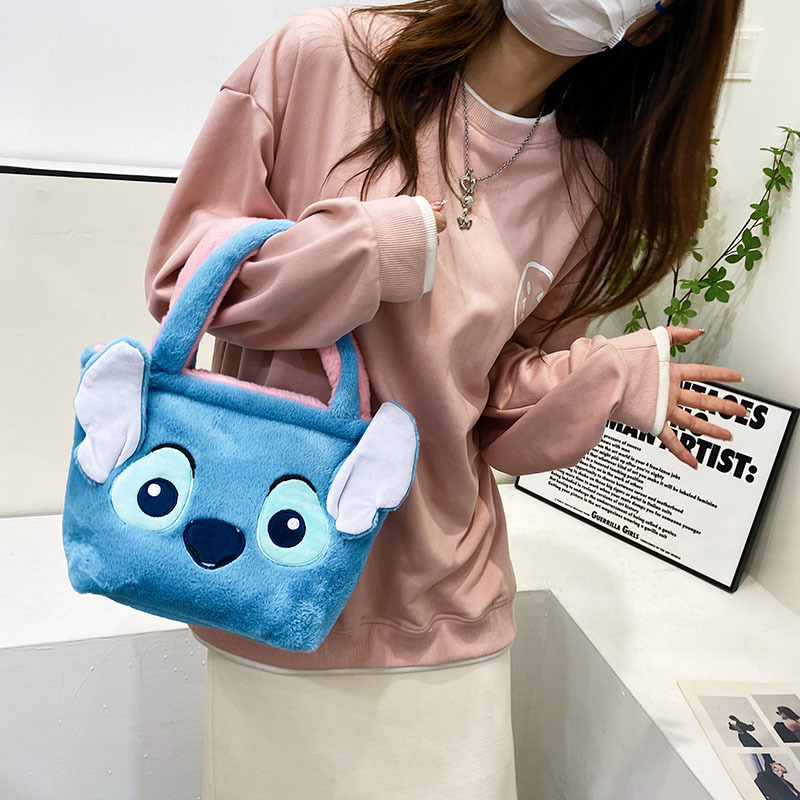 Cute plush bag for women 2022 New large-capacity cartoon handbag, Korean version strawberry bear plush tote bag details Picture
