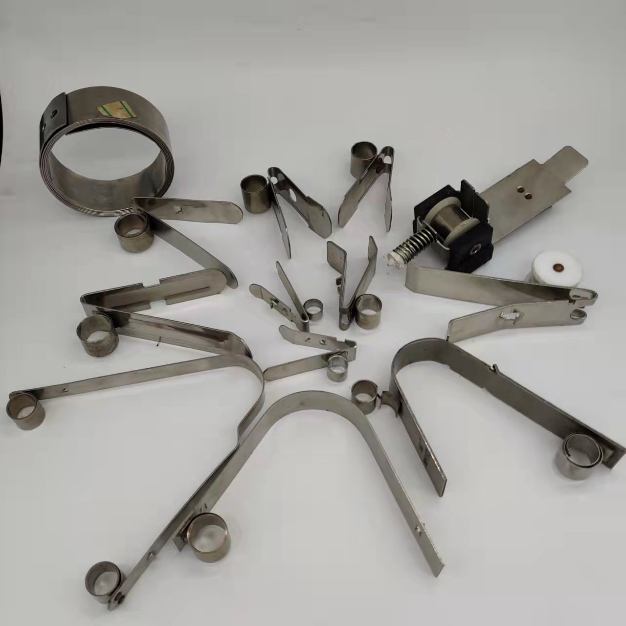 Carbon brush compression spring, herringbone constant force spring, stainless steel V-shaped brush holder accessories, retaining ring, motor constant pressure spring Application Scenario