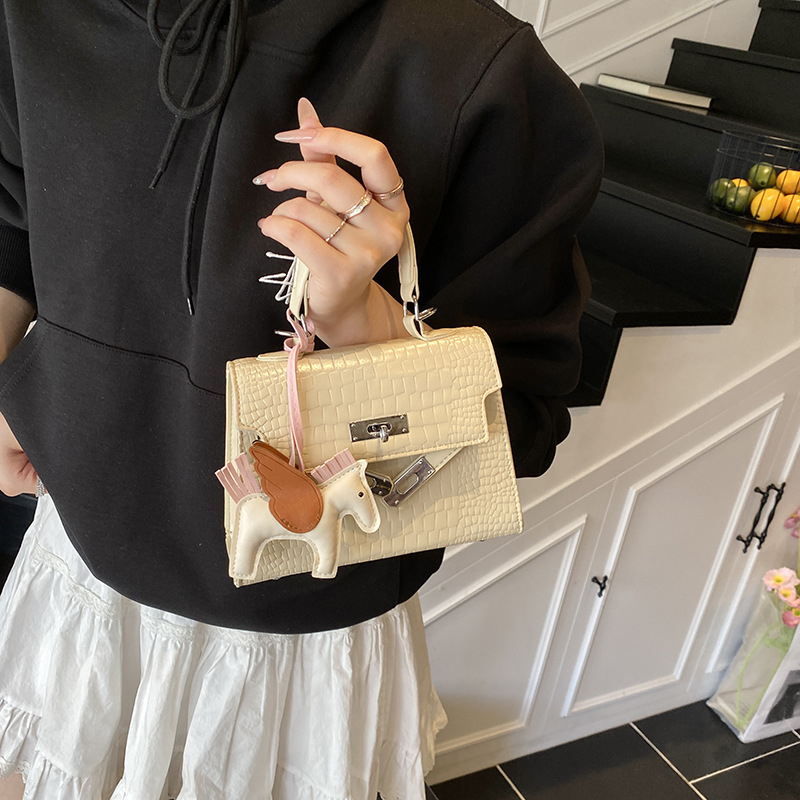 The new 2025 cross-border crocodile pattern fashionable hand-held Kelly bag is a versatile, high-end and stylish single-shoulder crossbody bag for women details Picture