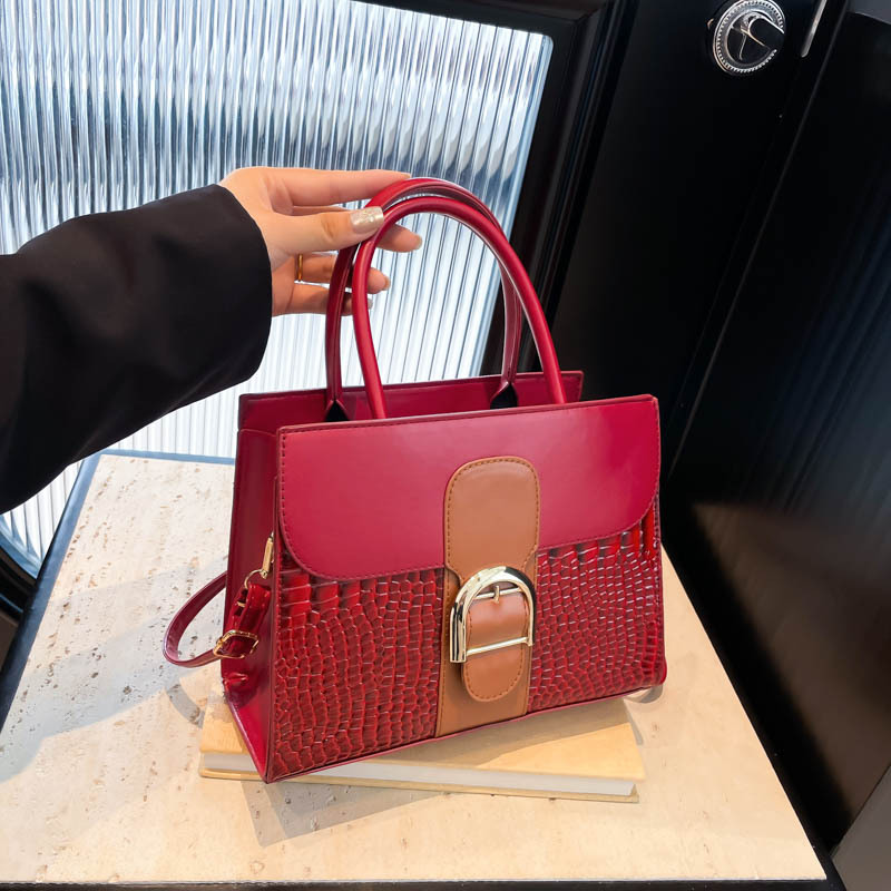 This year, small women's bags are in vogue. The 2024 new style of fashionable and trendy hand-held square bags are versatile. Instagram niche crossbody bags are also in vogue full figure