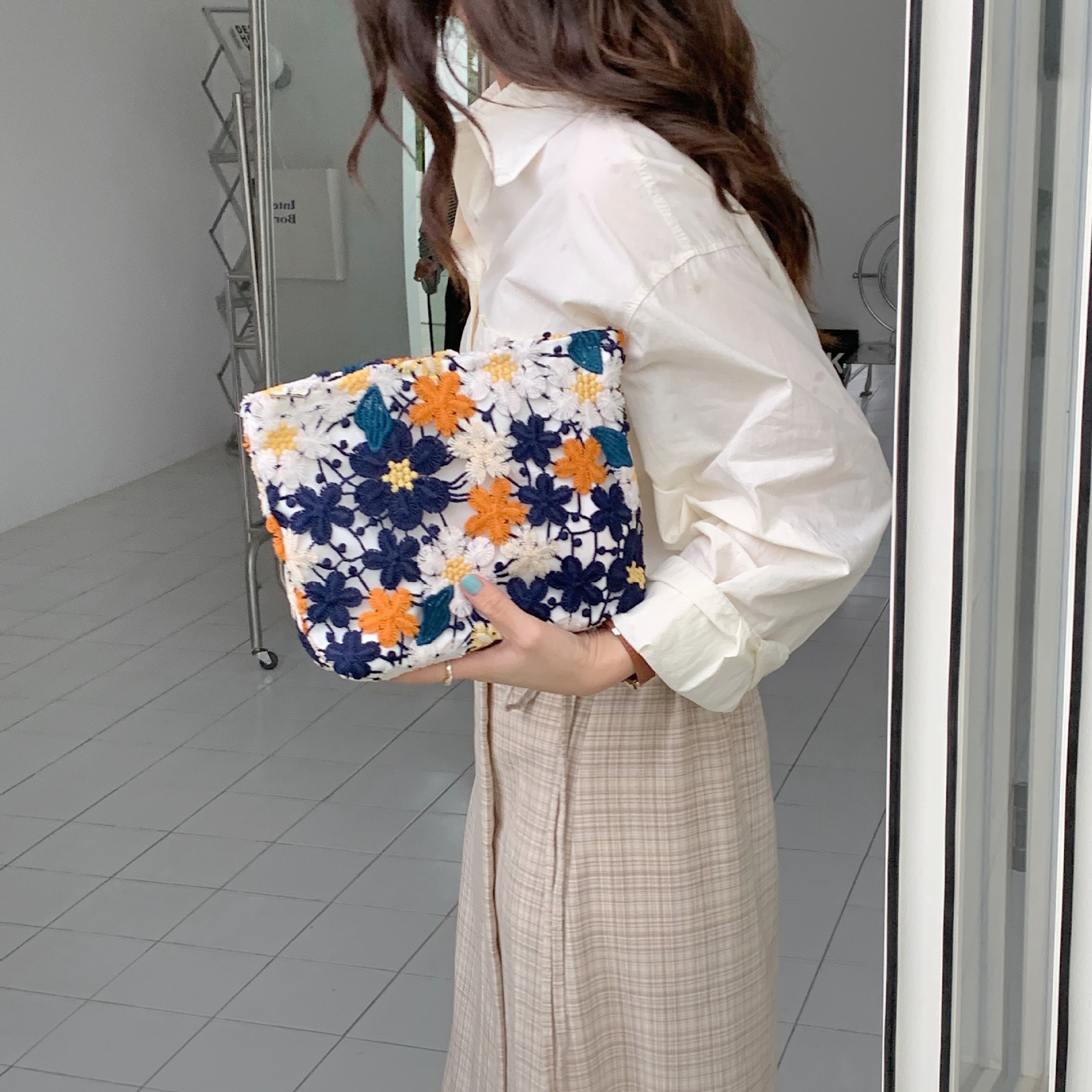 24301 Atmosphere Exquisite lace Makeup Bag, large-capacity portable handbag for women, loose change and jewelry storage bag Application Scenario