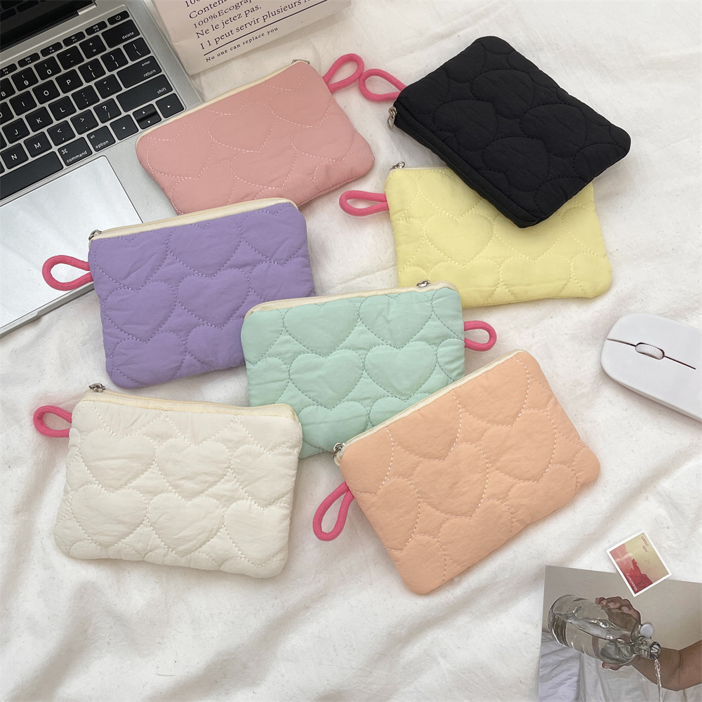 410122 Quilted heart-shaped coin purse, candy-colored storage bag, mini portable menstrual hygiene bag, makeup bag full figure