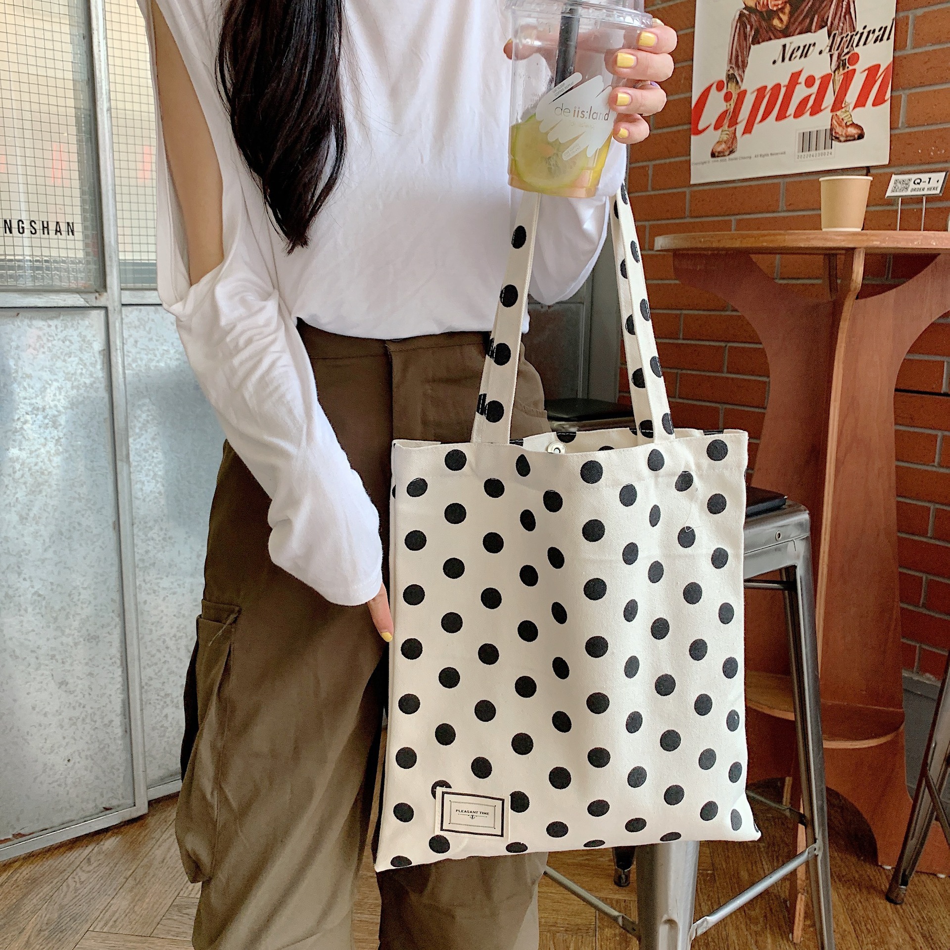 26223 ins Controversy Point single-shoulder handbag, hand-held canvas bag, women's mobile phone bento bag, large capacity tote bag Application Scenario