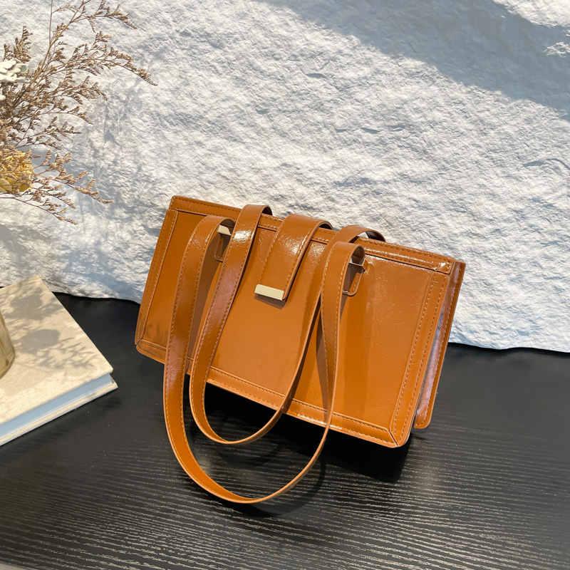 The new retro commuter single-shoulder bag for the autumn of 2024 features a niche design that is fashionable, simple and individual, with a small square underarm bag full figure